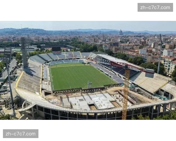 意甲俱乐部开放日，数千名球迷受邀进入训练基地参观