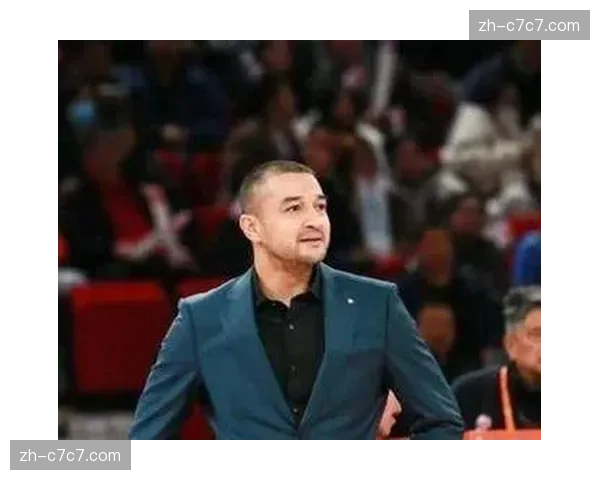 老将西热力江在教练席大声指挥，嗓子近乎嘶哑