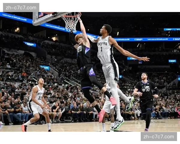 爵士马尔卡宁命中8记三分，追平队史纪录，率队击败马刺