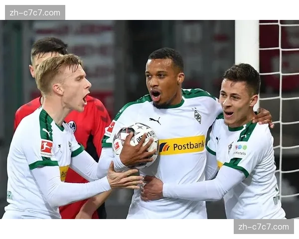 场边镜头:门兴进球被VAR判定越位后,主帅塞瓦内与第四官员激烈交流 场边镜头:门兴进球被VAR判定越位后,主帅塞瓦内与第四官员激烈交流